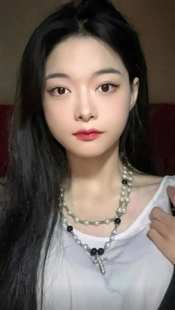 “我没有装病”！拍摄化妆短视频走红，背后有团队炒作？脑瘫女孩回应质疑