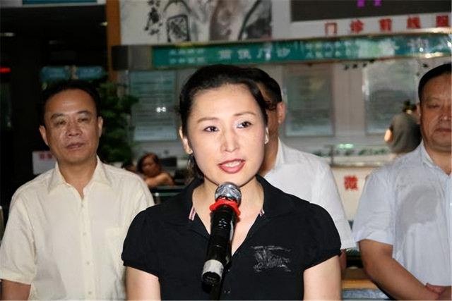 她被誉为最美女校长，39岁成教授，49岁当大学校长，54岁知性美丽