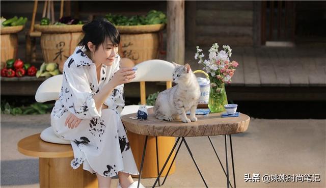 51岁刘若英穿“阴沟裙”美得像30岁小姐姐,奶茶妹有名有实