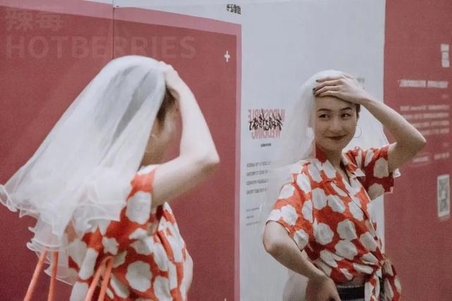 在家看A片被老妈撞见，她反手就带我去了个“18禁”场所