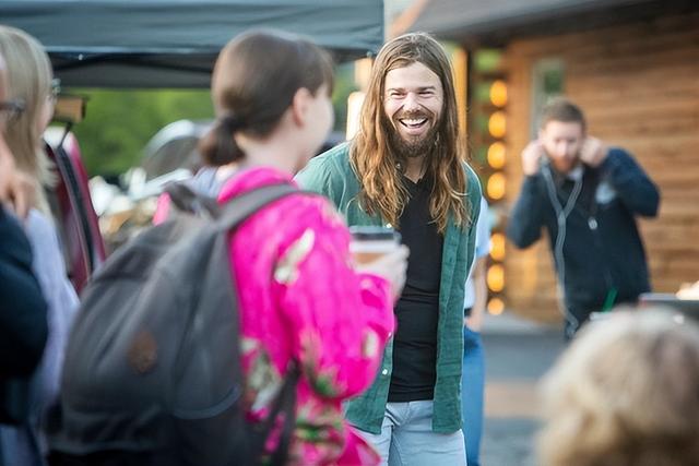 美最有良心老板翻车！自砍百万年薪补贴员工，却PUA性侵多位女性