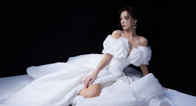 女星红毯PK再起波澜：露腿露脐露胸口，看谁做得更加不显心机