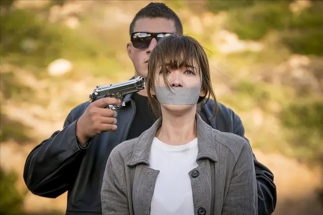 1980年，华裔学生痴迷美女老师，将其绑架囚禁53天，遭受非人折磨