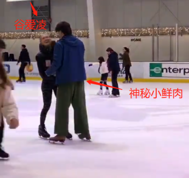 谷爱凌疑似恋情曝光！与神秘男子滑冰时接吻，两人深情对视秀恩爱