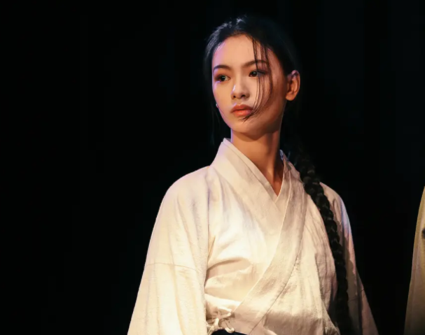 22岁邱天拍写真好大胆!趴在地上脚缠了条蛇,网友:美女不害怕吗