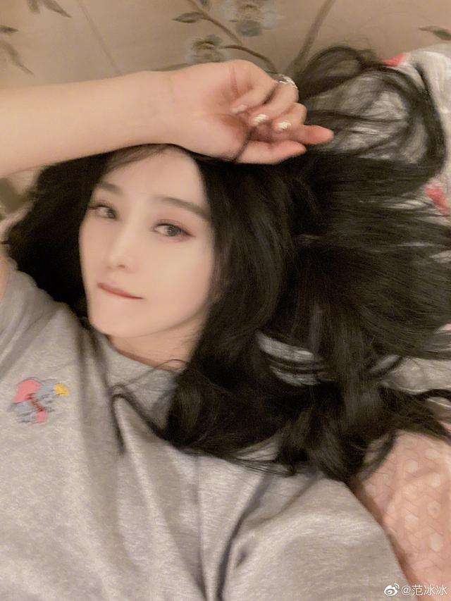 范冰冰晒自拍，颜值依旧黑发如瀑惹人羡，40岁了还想着复出？