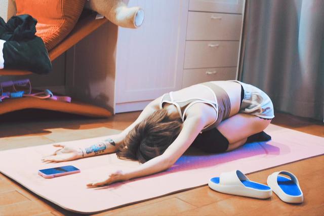 夏天到！20位性感女星接连秀身材，马甲线水蛇腰蜜桃臀，个个养眼