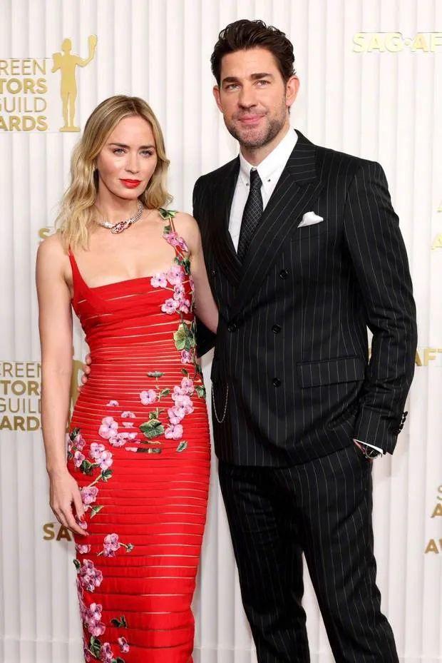 美国这一夜，国际女星风情万种，有人保守有人真大胆，但都不怕冷