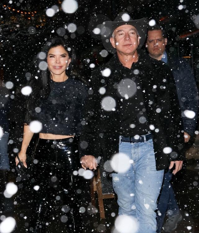 贝索斯53岁女友确实放得开！光脚穿蕾丝睡衣参加派对，妩媚又性感