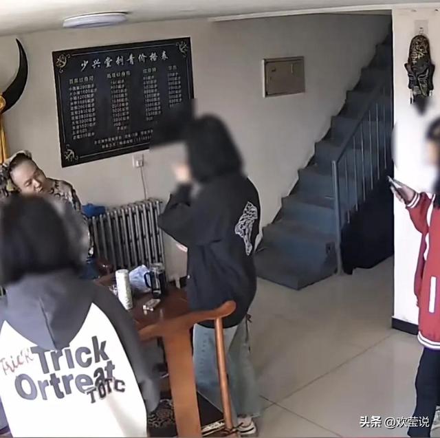 三名未成年女孩欲纹身，店家：不到18不给纹！