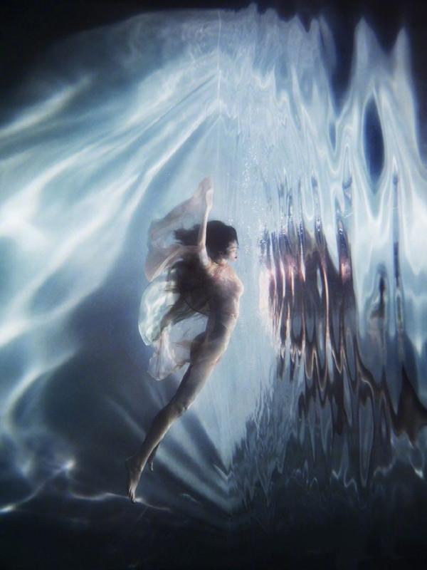 超模何穗水中轻纱舞动,身姿曼妙如美人鱼,网友:惊为天人