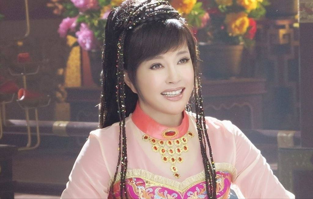 人前很清纯，人后却疯狂？这10位情史混乱的女星，才是“老司机”