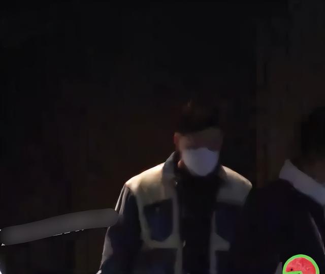 王宝强与美女聚餐，身材暴瘦被人搀扶疑醉酒，紧抱男人窃语引热议