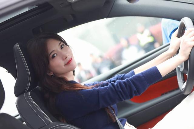 47岁林志玲产后拍写真,穿镂空透明长裙超大胆,身材火辣超级性感