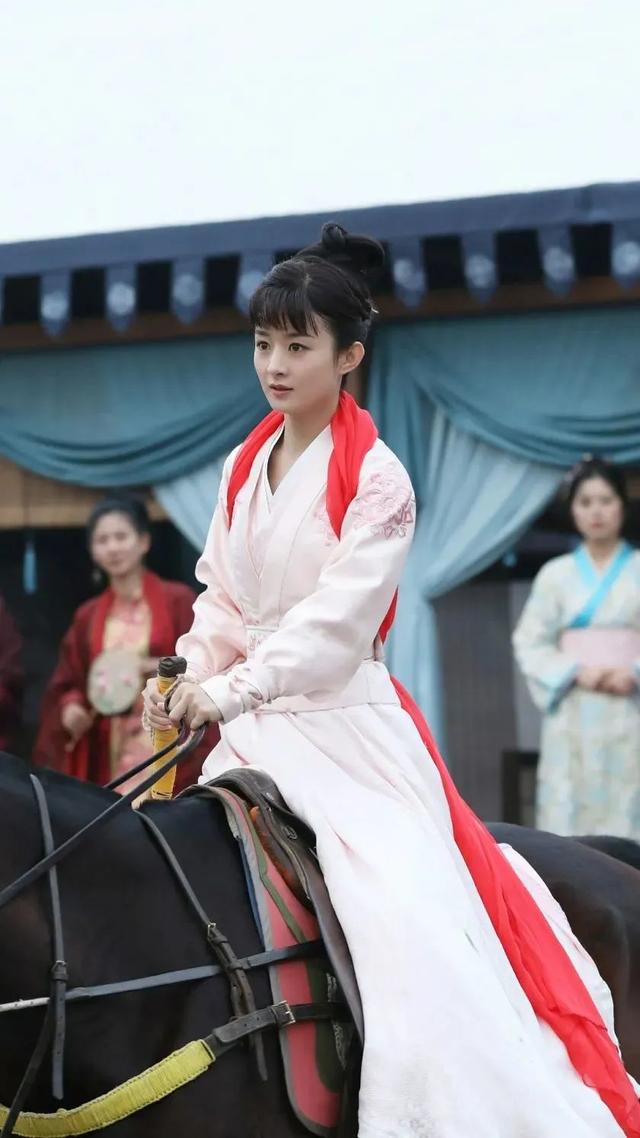 16位女明星骑马大PK！小枫唯美、刘涛好酷、左大玢最让人意外