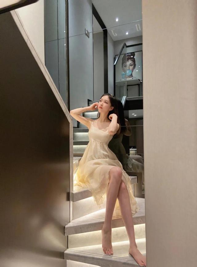 美女黄色的吊带连衣裙，穿出一种与众不同的效果