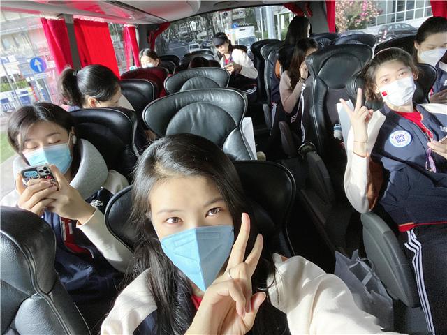 张常宁晒女生宿舍!自拍臭美又漂亮了,女排腿太长,外国大叔看懵