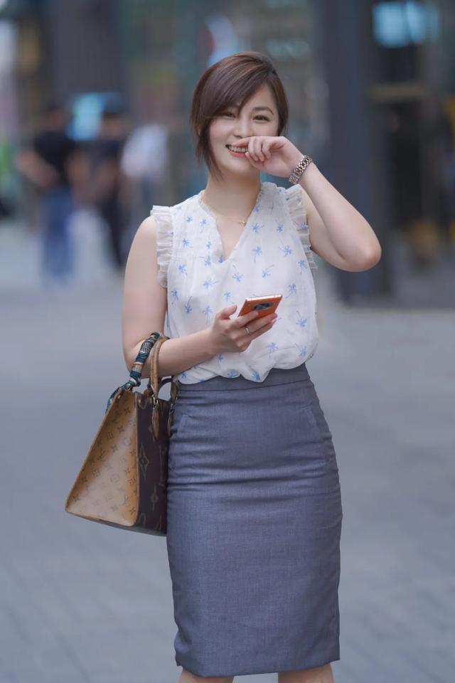 穿花背心短裙配高跟鞋秀好身材的甜美小姐姐