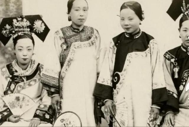 成都姑娘穿清宫服打麻将火了！她们美得让人对清朝服装刮目相看