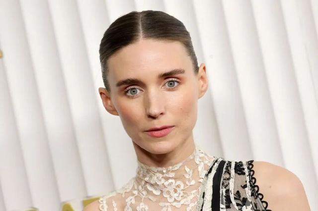 美国这一夜，国际女星风情万种，有人保守有人真大胆，但都不怕冷