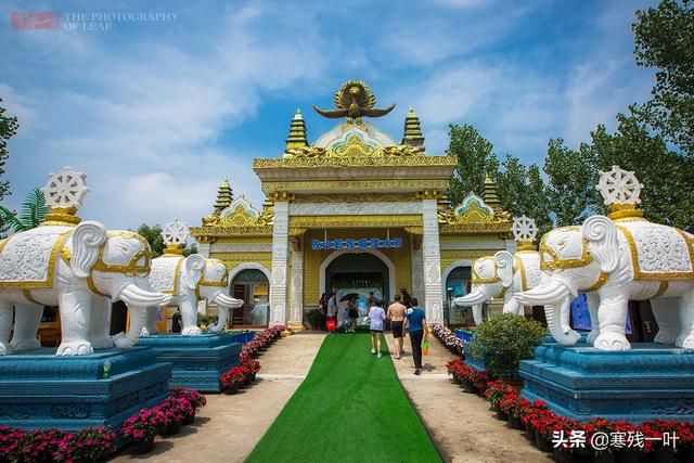 泼水节狂欢,这位大爷好潮,拿个水枪专喷女孩子