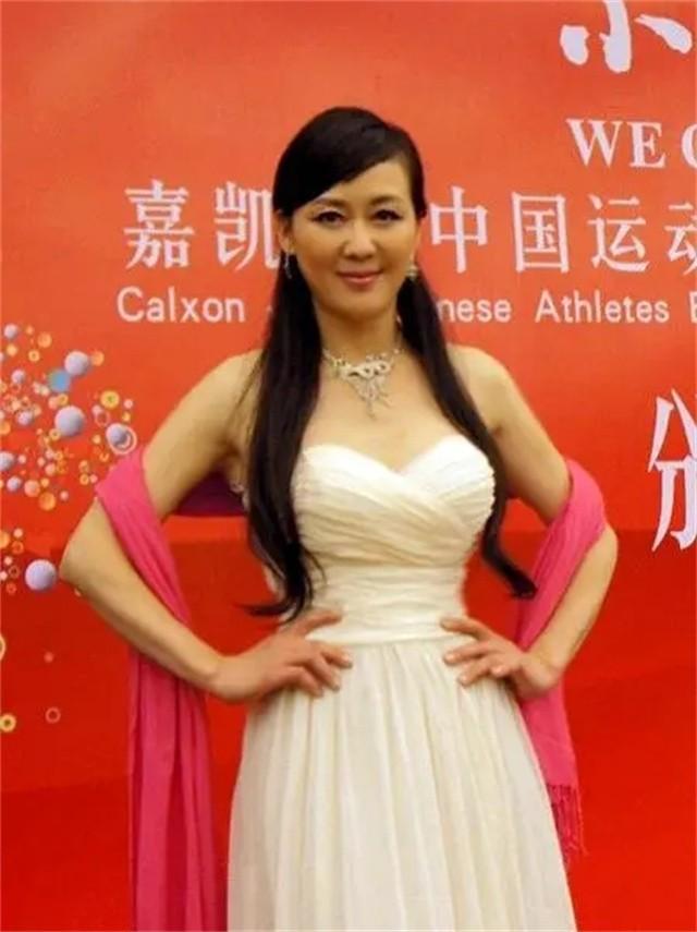 她曾被前夫一巴掌打跑!二婚嫁给体操世界冠军,如今婚姻幸福甜蜜