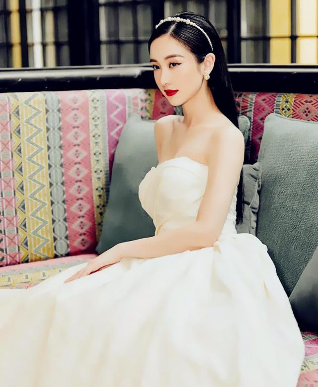 泰国顶级超模，人称“奶茶妹”，冰骨玉肌朦胧美，钟情于白色裙装