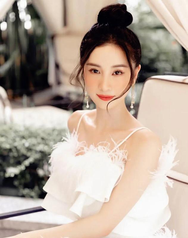 泰国顶级超模，人称“奶茶妹”，冰骨玉肌朦胧美，钟情于白色裙装