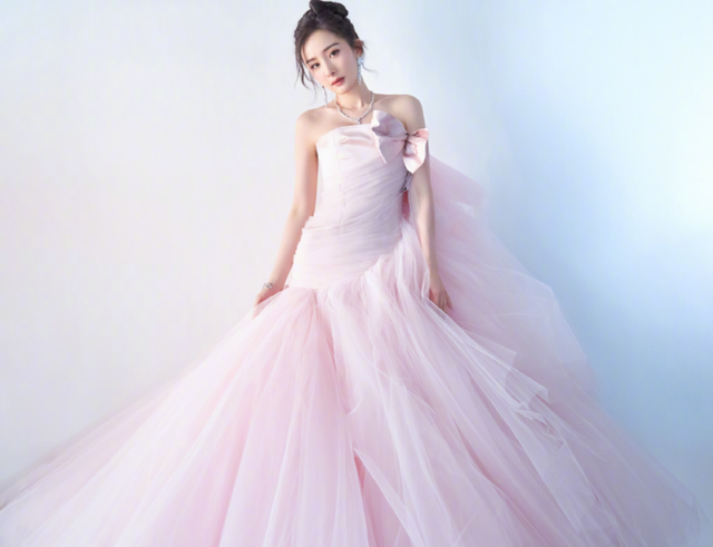 2020年女星红毯十大惊艳造型，可爱在性感面前不值一提