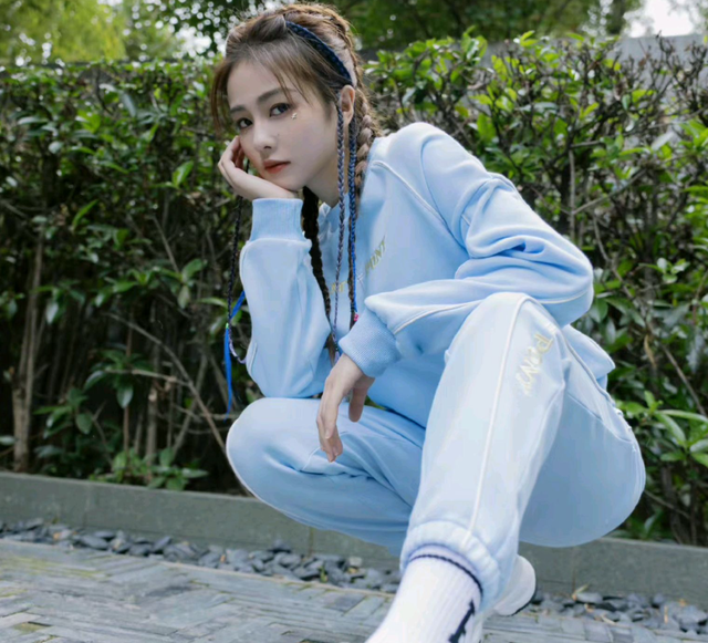 完美女神是假的，胯宽腿粗，溜肩没腰，生图揭露人间真实