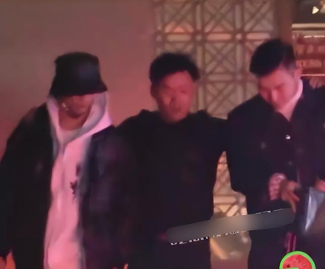王宝强与美女聚餐，身材暴瘦被人搀扶疑醉酒，紧抱男人窃语引热议