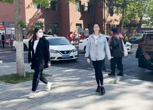 41岁田朴珺咖啡厅练肌肉！穿超短上衣露肚脐，一双筷子腿又细又直