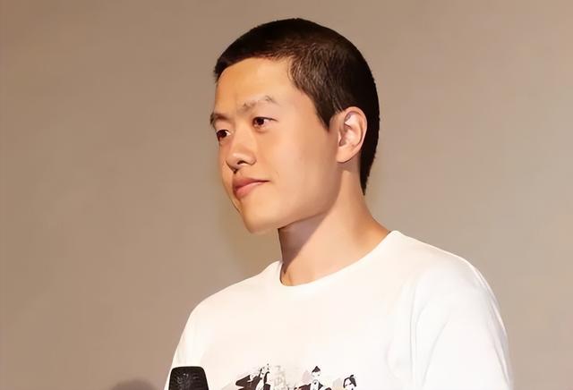 时隔8年，他凭啥再度“封神”？