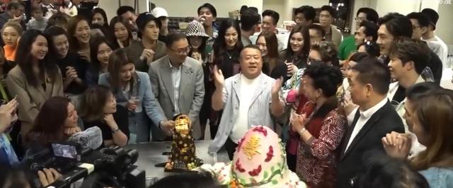 70岁曾志伟庆生视频曝光，众美女争献热吻，容光焕发比儿子还年轻