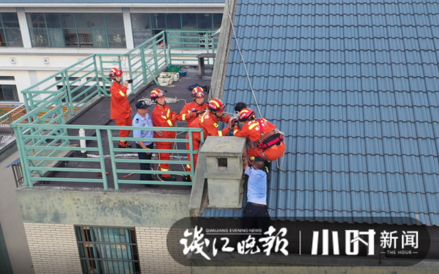 太悬了！杭州一民房楼顶有个小女孩被困，巡防队员死死拉住孩子也动弹不得