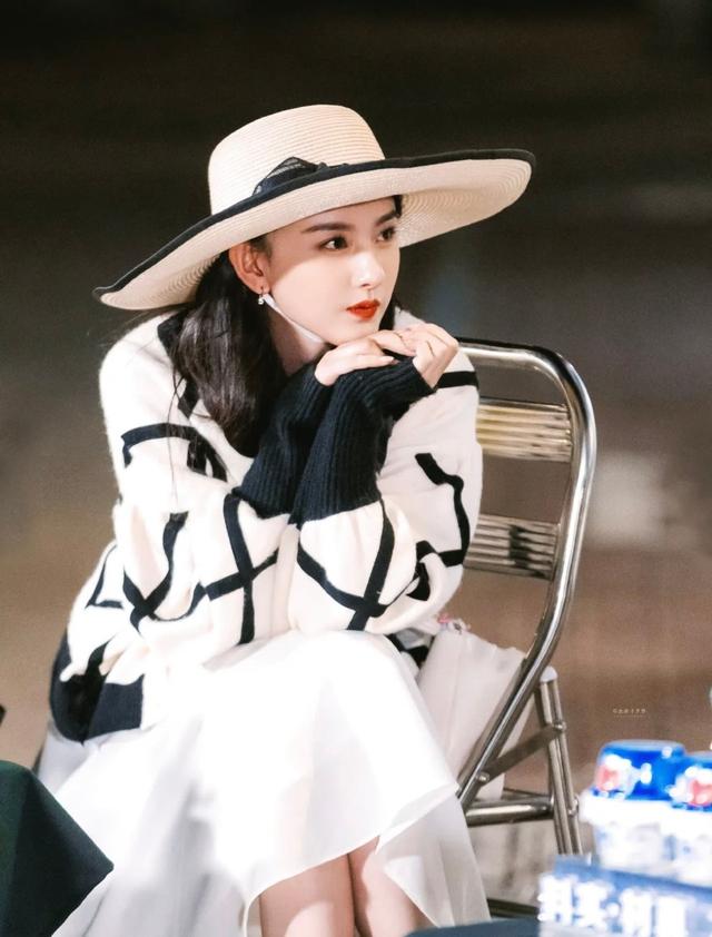 宋祖儿咋不好好穿衣服了，条纹衬衫配中古裙，不系扣子穿法挺吸睛