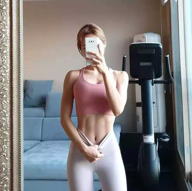 30岁了，还“童颜”的她，腹肌明显，曲线完美：自律的女人真美