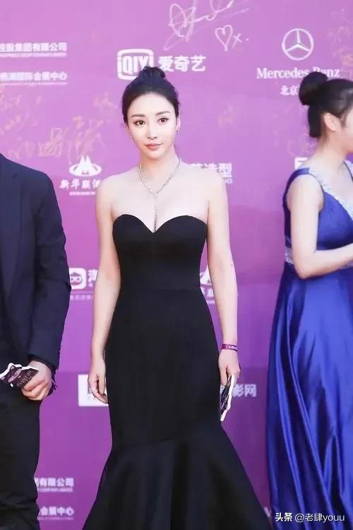 “性感女神”柳岩，魔鬼身材，回眸一笑百媚生，不愧是丰腴女神！