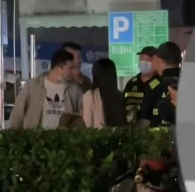 女子刚订婚2天就与他人半夜激情,未婚夫当场抓奸视频被曝光!