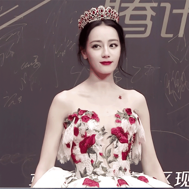 看了迪丽热巴捂胸口，终于知道女明星们有多害怕走光了！