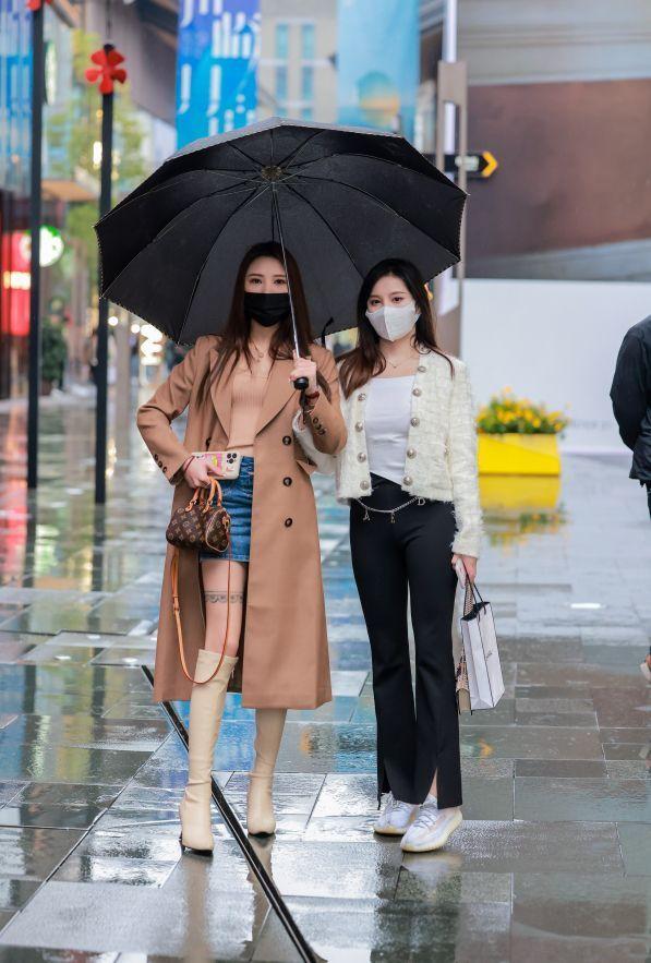 成都不愧是“美女之都”：满街长裤+运动鞋，短裙配长靴回头率高