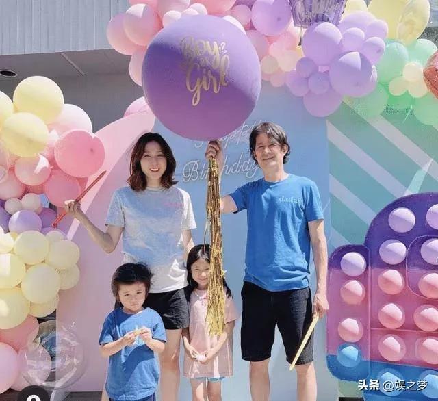 钟嘉欣竟在家生娃！全身赤裸躺浴缸用力，助产士忙孕肚浇水剪脐带