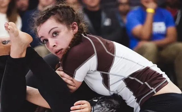 与山口芽生打成平局后，美国美女凯莉登台对决俄罗斯桑博高手