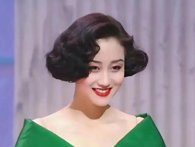 港圈“一眼万年”的短发美女，只服这12位，惊艳洋气，又美又酷帅