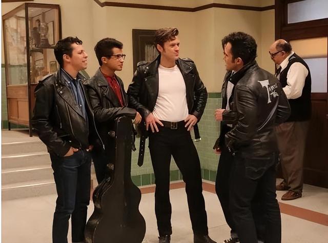 1952年,4个美国少妇正在晒日光浴,当时已经如此开放了