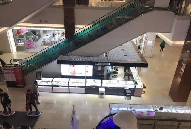 酒吧女穿圣诞装跳舞，男人觉得很妩媚，她却是个女魔头：坐台引诱有钱人，杀了7人