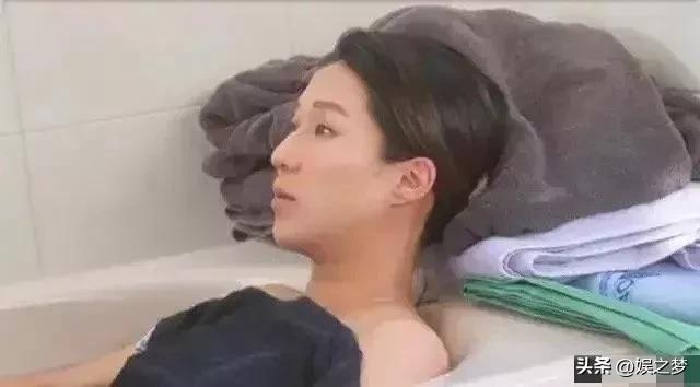 钟嘉欣竟在家生娃！全身赤裸躺浴缸用力，助产士忙孕肚浇水剪脐带