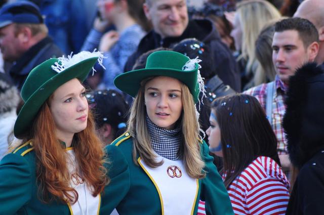 德国多开放？街上一群醉酒美女“强吻”男性，游客：简直没眼看