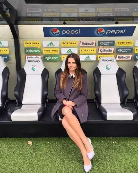 21岁的全球最性感女裁判，用美貌与情商征服球员