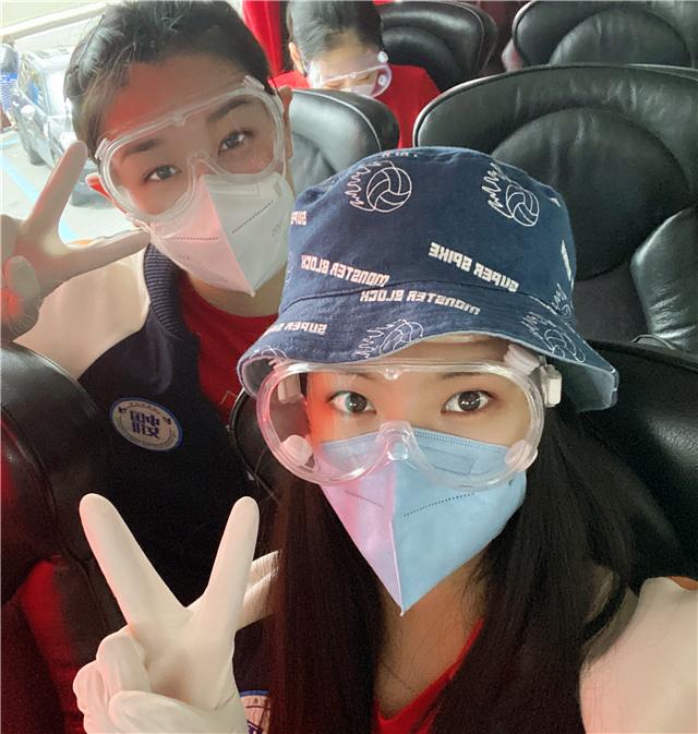 张常宁晒女生宿舍!自拍臭美又漂亮了,女排腿太长,外国大叔看懵